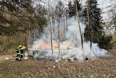 Dichte Rauchwolke über Annaberg-Buchholz - Großbrand in Annaberg-Buchholz: Gartenhütte brennt komplett nieder. Foto: Feuerwehr Buchholz