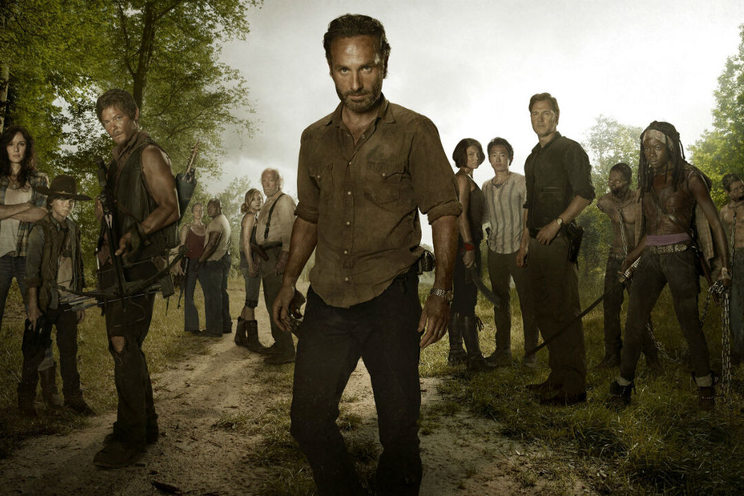 Die 10 besten Fernsehserien - In "The Walking Dead" kämpft eine Gruppe von Menschen nach der Zombie-Apokalypse ums Überleben. Inzwischen ist die Serie in der neunten Staffel angekommen und hat einige Fans verloren. Trotzdem fiebern immer noch jede Woche Millionen Zuschauer mit, wer wohl als Nächstes den Menschenfressern zum Opfer fallen wird.