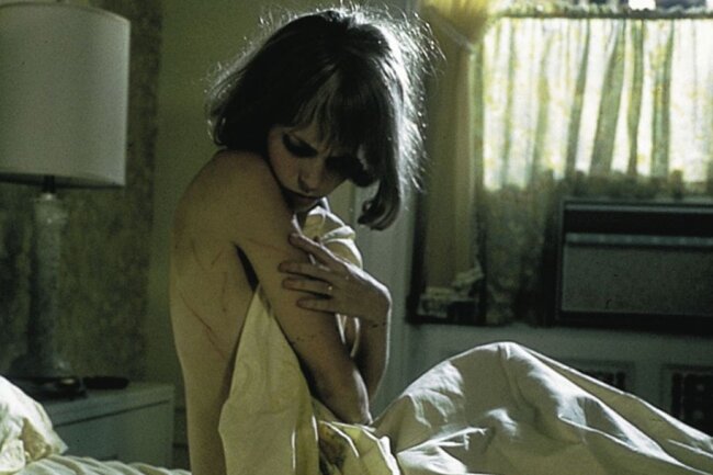 Die 10 besten Horrorfilme - "Rosemary's Baby": Der Klassiker von Roman Polanski ist bereits 50 Jahre alt. In dem Film glaubt eine schwangere junge Frau, dass ihre Nachbarn einer okkulten Sekte angehören, die es auf ihr Baby abgesehen hat. Der klaustrophobische Thriller erzeugt schrittweise eine Atmosphäre der Beklemmung, die nach und nach in blanken Horror übergeht.