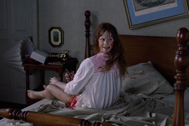 Die 10 besten Horrorfilme - "Der Exorzist": Im Klassiker von 1973 wird ein junges Mädchen von mysteriösen Krämpfen heimgesucht. Seine Mutter ist verzweifelt und kann ihr nicht helfen. So zieht sie einen Priester zu Rate. Dieser entschließt sich zu einem Exorzismus, um das Mädchen aus der Umklammerung des Dämons zu befreien…