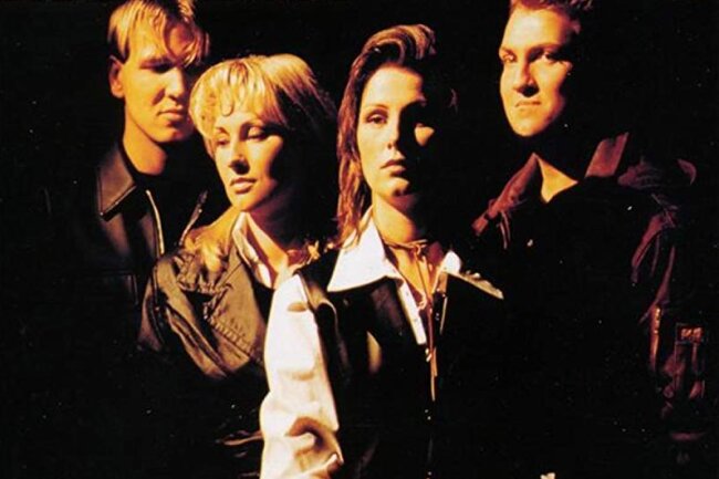 Die 10 besten Songs aus den 90ern - Die Schweden von Ace of Base waren bereits Anfang der 90er unfassbar erfolgreich. 1992 schlug "All That She Wants" und 1993 "The Sign" ein wie eine Bombe. Auch zehn Jahre später waren sie noch erfolgreich. Inzwischen wurden allerdings beide Sängerinnen ausgetauscht und der Status der Band ist mehr als unklar.