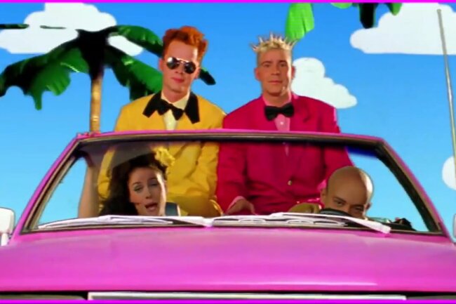 Die 10 besten Songs aus den 90ern - "I'm a Barbie Girl in a Barbie World..." - Dieser Ohrwurm erster Güte stammt aus dem Jahr 1997 von der norwegischen Gruppe Aqua. Den Erfolg des Songs konnte die Band um Sängerin Lene jedoch nie wiederholen. 2018 haben sie den neuen Song "Rookie" veröffentlicht, der nicht in die Charts einstieg.