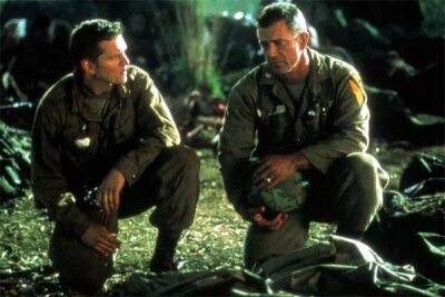 Die 10 schlimmsten deutschen Filmtitel - Im Film "We Were Soldiers" mit Mel Gibson aus dem Jahr 2002 über den Vietnamkrieg geht es eben genau NICHT darum, dass die damaligen Soldaten Helden waren. Deswegen ist der deutsche Titel "Wir waren Helden" schlicht Unsinn.