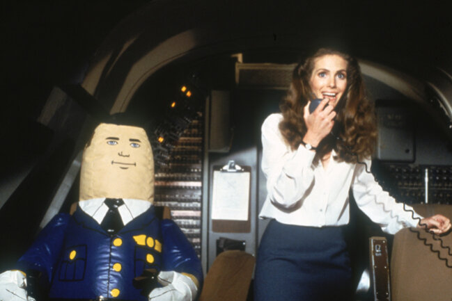 Die 10 schlimmsten deutschen Filmtitel - Die Filmparodie "Die unglaubliche Reise in einem verrückten Flugzeug", unter anderem mit Leslie Nielsen, aus dem Jahr 1980 hieß im Original ganz schlicht "Airplane!".