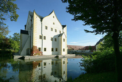 Die 10 schönsten Burgen und Schlösser der Region - Am Stadtrand von Chemnitz gelegen ist das Wasserschloss Klaffenbach heute ein beliebtes Ziel für Ausflüge und Ort für Open-Air-Konzerte.