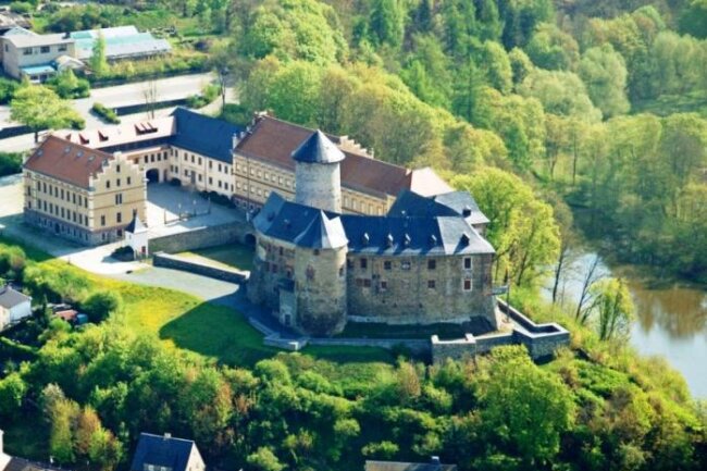 Die 10 schönsten Burgen und Schlösser der Region - Auf einem etwa 440 Meter hohem Bergsporn erhebt sich nordöstlich der Stadt Oelsnitz das Schloß Voigtsberg. Bis zu seinem heutigen Aussehen unterlag die Anlage vielen Veränderungen durch Brände, Umbauten und Ergänzungen.