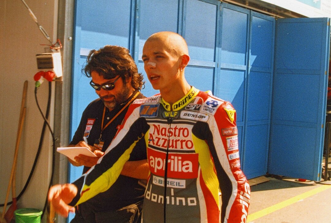 Die "46" wird 45: Der "Doktor" feiert Ehrentag - Valentino Rossi 1999 am Sachsenring. Man beachte die damaligen "Boxen"! Foto: Thorsten Horn