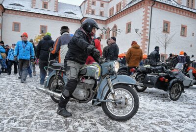 Die äußeren Bedingungen passten: Hunderte Biker bei Wintertreffen - Der Schlosshof füllt sich. Foto: Thorsten Horn