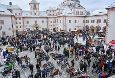 Die äußeren Bedingungen passten: Hunderte Biker bei Wintertreffen - Ab Mittag bot der Schloss-Innen-Hof das gewohnt imposante Bild. Foto: Thorsten Horn
