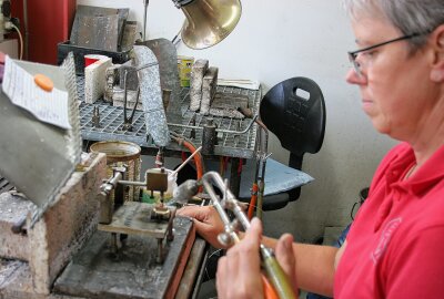 In der Meisterwerkstatt für Metallblasinstrumente von Jürgen Voigt in Markneukirchen erfolgt die Fertigung zu 95 Prozent in Handarbeit. Spezialisten sind gefragt, so wie Ute Riemer in der Hartlöterei. Foto: btl