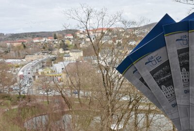 "Die Bahnhofsbrücke in Aue" - Im Zuge des 850-jährigen Jubiläums von Aue ist jetzt eine Broschüre zur Bahnhofsbrücke in Aue erschienen. Foto: Ralf Wendland