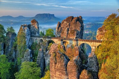 Die beliebtesten Urlaubsziele der Deutschen 2023 - Bastei: Faszinierende Felsformation und beliebte Touristenattraktion.