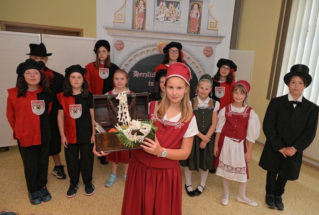 Die zehnjährige Charlotte König (vorn Mitte) schlüpft in die Rolle der Posamentiererin. Foto: Ralf Wendland