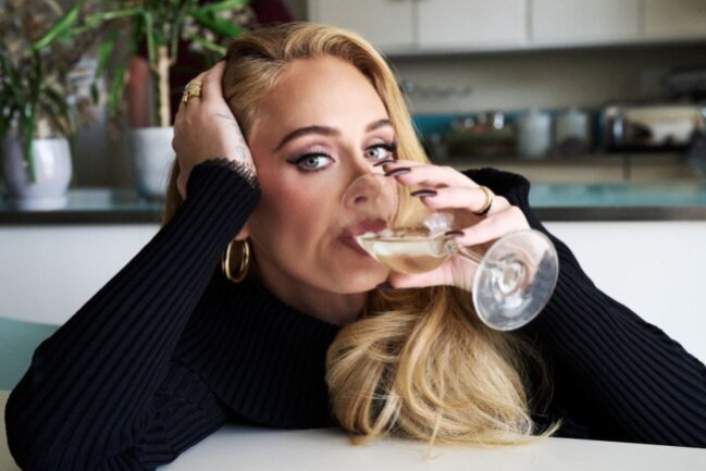 "I Drink Wine", heißt einem der neuen Songs. Im wahren Leben hat Adele dem Alkohol inzwischen aber abgeschworen.