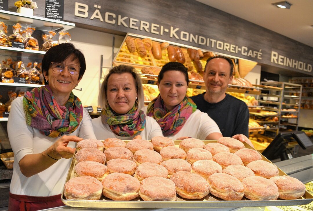 Die besten Pfannkuchen in Zwickau gibt's bei Reinholds - Doreen Reinhold, Mandy Rampel, Sandy Freidel und Heiko Reinhold (v.l.) freuen sich über das Ergebnis der Umfrage. Foto: Jürgen Sorge