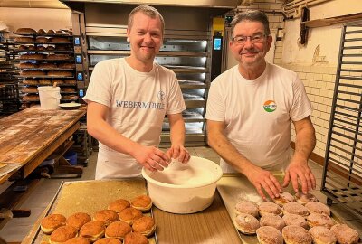 Die besten Pfannkuchen in Zwickau gibt's bei Reinholds - Michael Benke (l.) und Ralph Soßna sorgen in der Backstube für die leckeren Pfannkuchen. Foto: privat