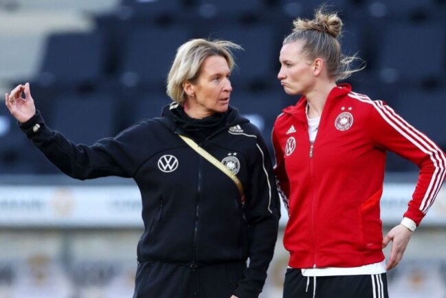 Nationaltrainerin Martina Voss-Tecklenburg (links) und ihre Kapitänin Alexandra Popp reisen mit großen Ambitionen zur EM nach England. 