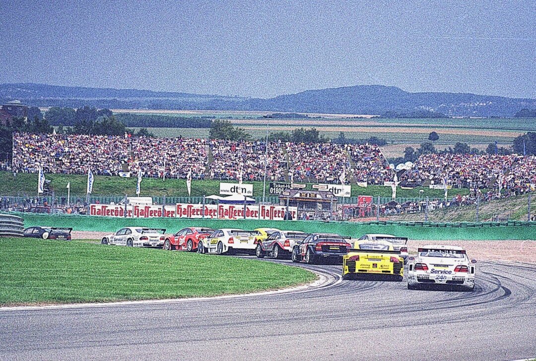 Die DTM feiert 40. Geburtstag - Im Jahr 2000 wurde auch am Sachsenring DTM-Geschichte geschrieben. Foto: Thorsten Horn