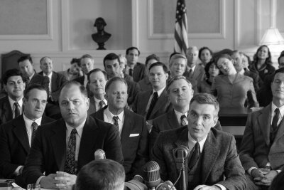Cillian Murphy (Mitte) ist die perfekte Besetzung für den theoretischen Physiker J. Robert Oppenheimer, der als "Vater der Atombombe" in die Geschichte einging.