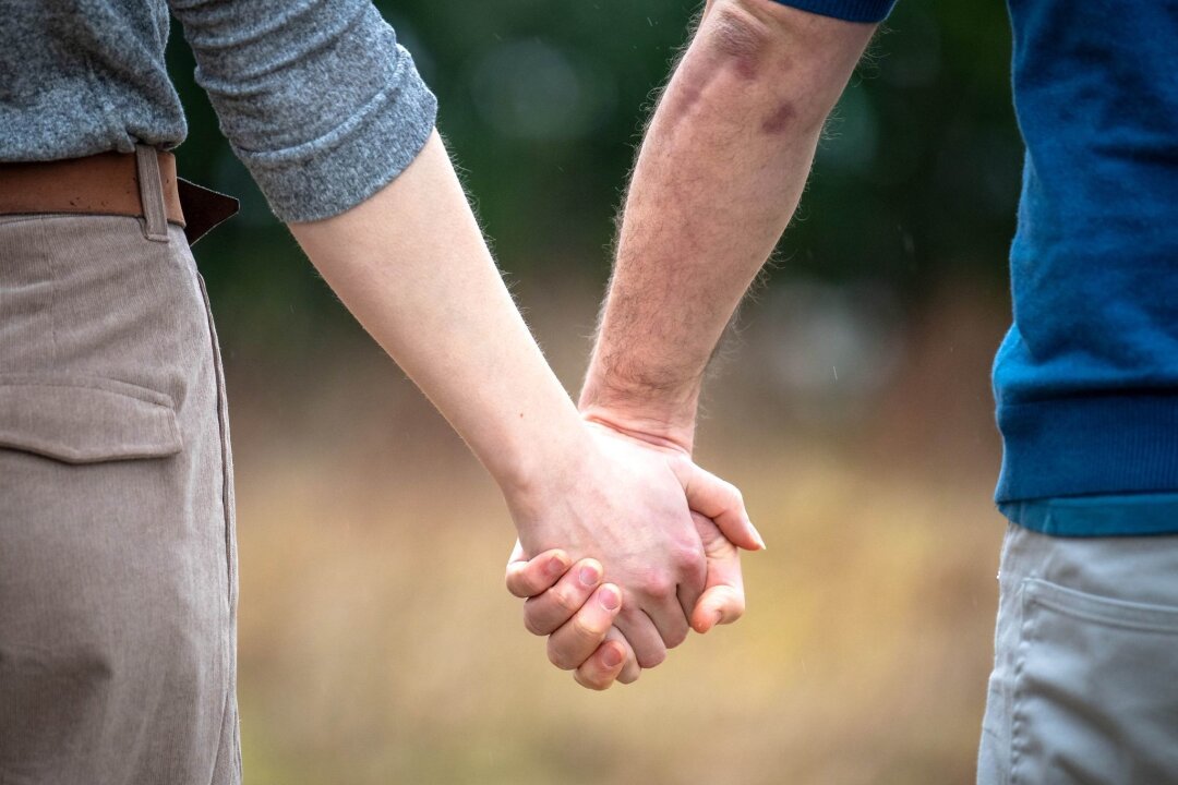 Die "Fünf Sprachen der Liebe": Populär - und problematisch - Wie kann man eine gute Beziehung führen? Gary Chapman antwortet darauf mit den "Fünf Sprachen der Liebe".