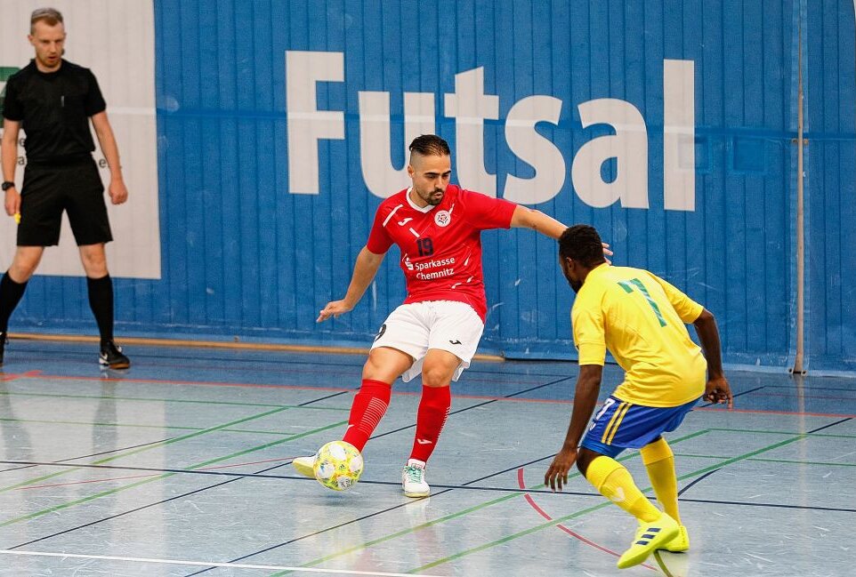 Die Futsal-Bundesliga kann für HOT 05 kommen - Kennedy Ribeiro (rot) bringt brasilianisches Futsal-Flair nach Hohenstein-Ernstthal. Foto: Markus Pfeifer