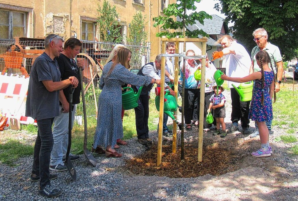 Die Geschichte des Schul- und Bethauses in Bräunsdorf geht weiter - Die Vereinsmitglieder pflanzten eine Linde vor dem Bethaus. Foto: Maik Bohn