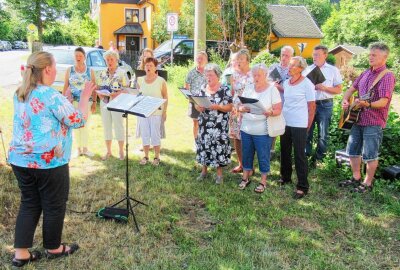 Die Geschichte des Schul- und Bethauses in Bräunsdorf geht weiter - Ein Chor stimmte beim Jubiläum an. Foto: Maik Bohn