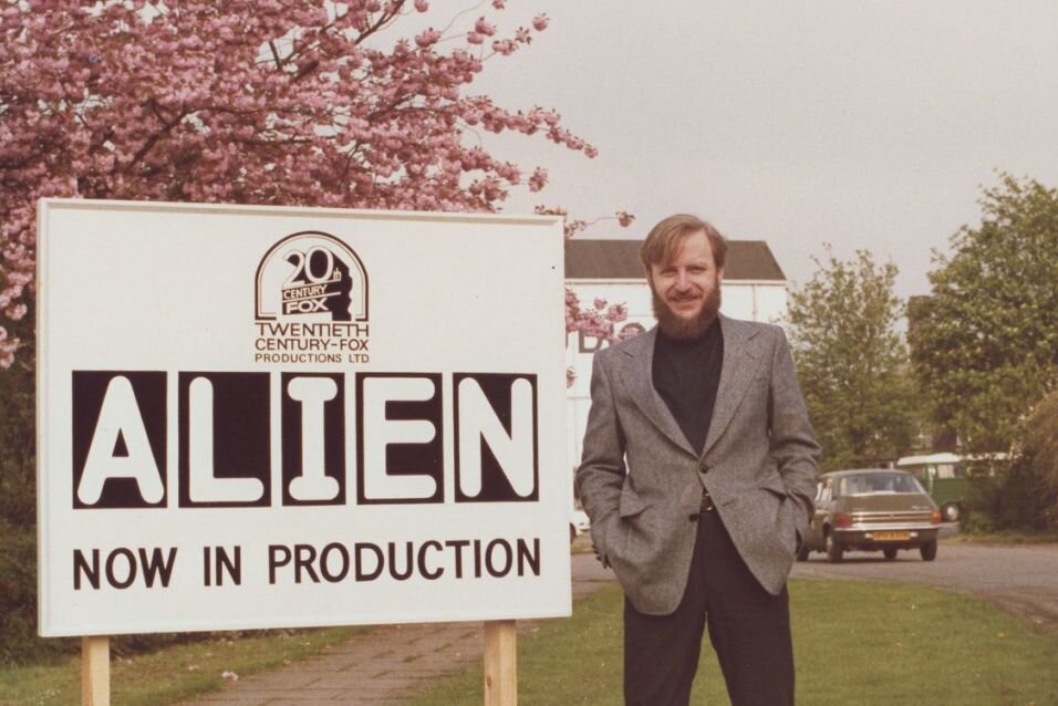"Alien"-Erfinder Dan O'Bannon während der Dreharbeiten in den späten 70-ern. Der Autor, 2009 verstorben, musste viele Jahre lang um die Realisation seines Stoffes kämpfen. Nur zwei Millionen Dollar Budget waren zunächst für den Science-Fiction-Film vorgesehen, Regisseur Walter Hill sprang ab. Ein unbekannter Typ namens Ridley Scott half aus ...