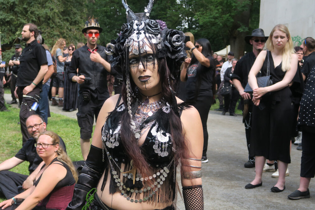 Auch am WGT-Samstag zeigten sich die Menschen auf dem Festival mit sehr besonderen Outfits.