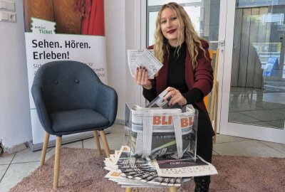 Die Gewinner der Schlingel-Auslosung stehen fest - BLICK-Redakteurin Anika Weber beim Auslosen der Gewinner. Foto: Johanna Jahn