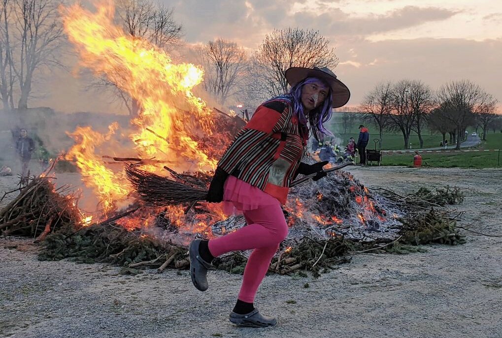 Die Hexen von Schlößchen sind zurück - In Schlößchen sorgen die Hexen für heiße Bewegungen vor heißem Feuer. Foto: Andreas Bauer
