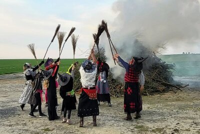 Die Hexen von Schlößchen sind zurück - Mit ihrem Ritual sorgen die Hexen für Stimmung. Foto: Andreas Bauer