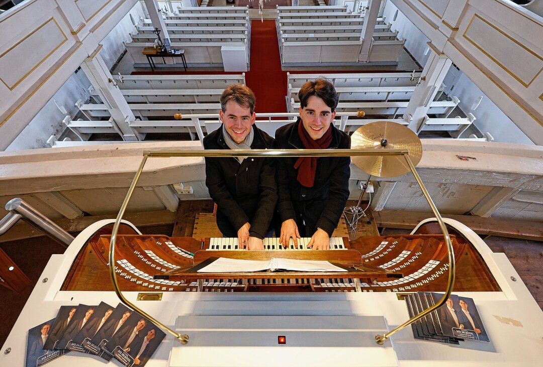 Die Kaufmann-Brüder musizieren wieder - Markus (li.) und Pascal Kaufmann bei der Probe an der Orgel in der Oberlungwitzer St.-Martins-Kirche. Foto: Markus Pfeifer