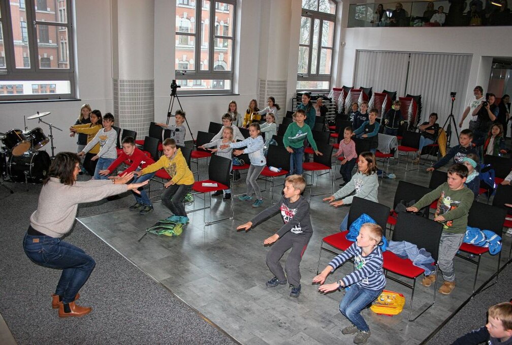 Die Kinderuni ist ein Erfolgsmodell - Vor der Vorlesung startete Marion Bäßler (links) mit den Kindern in eine Morgengymnastik. Foto: Matthias Baumgartl