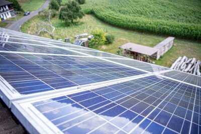 Die Kosten im Griff: Energetische Sanierung finanzieren - Für die Installation von Photovoltaikanlagen auf Privathäusern stehen verschiedene Förderungen von Bund und Ländern zur Verfügung.