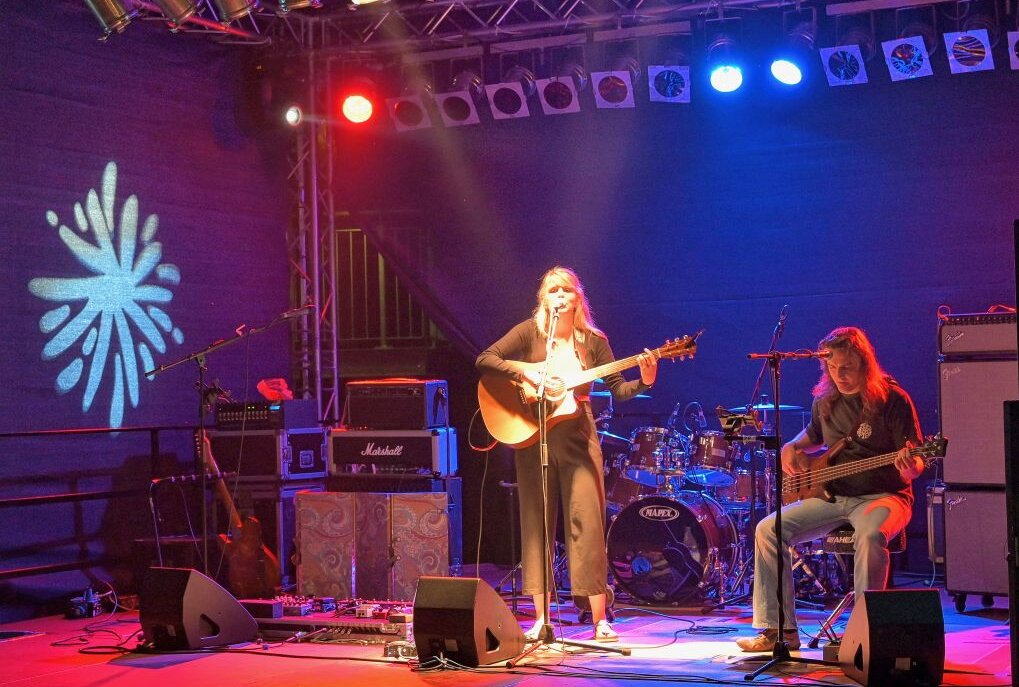 "Die Kulturelle Notlösung" hat Konzerte organisiert - Melanie Backhaus ist beim Benefizkonzert in Niederwürschnitz aufgetreten. Foto: Ralf Wendland