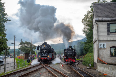 Zwei Dampflokomotiven nebeneinander.