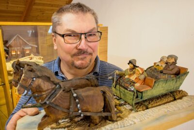 Die Museen der Gemeinde Großrückerswalde öffnen wieder - Matthias Freund mit einer geschnitzten Schlittenpartie. Foto: Jan Görner