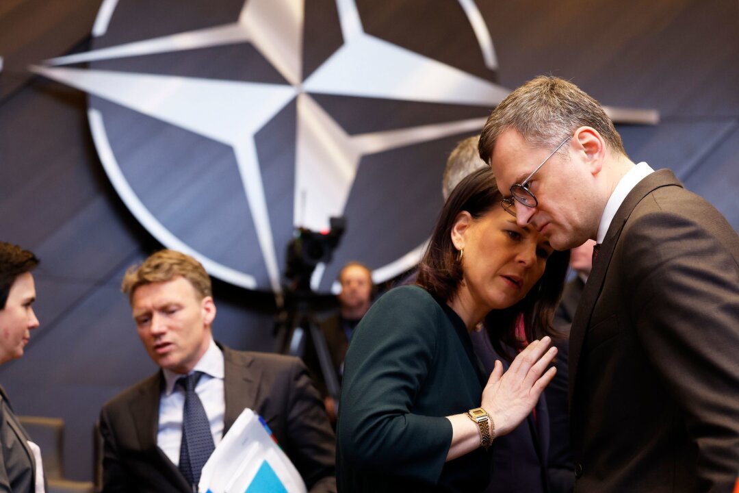 Die Nato feiert - Russland klagt an - Bundesaußenministerin Annalena Baerbock (l.) im Gespräch mit ihrem Amtskollegen Dmytro Kuleba aus der Ukraine.