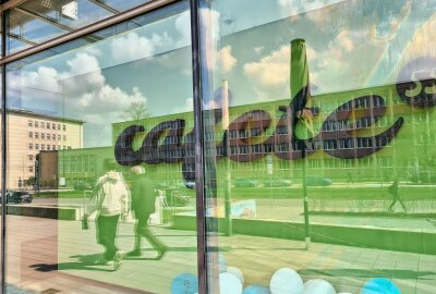 Die neue Cafeteria der TU Chemnitz macht vieles richtig - Der neue Name der Cafeteria ist auch von außen gut zu sehen! Foto: Jonah Eichler