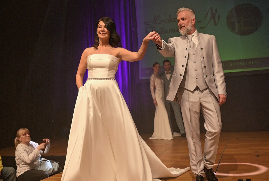 Die neuesten Trends: Hochzeitsmesse in Schneeberg gut besucht - Zu den Höhepunkten der Hochzeitsmesse gehörte die Präsentation der neuesten Hochzeitsmode. Foto: Ralf Wendland