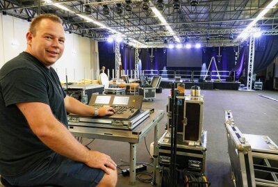 Um den Aufbau der Bühne in der Festhalle und die Tontechnik während der Festwoche kümmert sich Veranstaltungstechniker Martin Hübner. Foto: Andreas Bauer