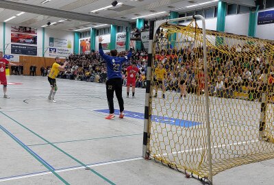 Die Plauener Handballer sind auf dem Weg in die 3. Liga - Der SV 04 Oberlosa hat seinen Vorsprung in der Tabelle ausgebaut. Hier gibt's noch ein paar Bildimpressionen vom Siege gegen Pirna/Heidenau. Fotos: Karsten Repert