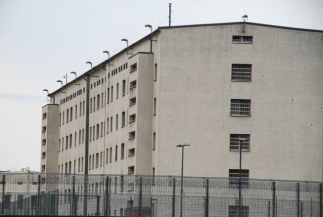 Die Polizei fahndet: Tatverdächtiger floh mit Stahlfessel - Das Gefängnis in Leipzig. Foto: Anke Brod