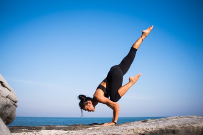 Das Gute am Yoga: Du musst weder schwere Gewichte stemmen, noch kilometerlange Strecken joggen. Doch auch beim Yoga liegt und sitzt man nicht nur auf einer Gummimatte rum. Yoga kann auch ganz schön anstrengend sein. Bei einer 90-minütigen Einheit werden fast alle Muskelpartien aktiviert und trainiert. 