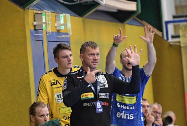Kirsten Weber vom Trainer-Team konnte am Ende nur zuschauen, wie die Mannschaft das Spiel verloren hat. Foto: Ralf Wendland
