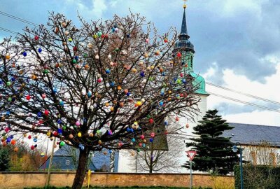 Die Region ist in Osterstimmung - In Wiederau ist der Baum bereits geschmückt! Foto: Andrea Funke