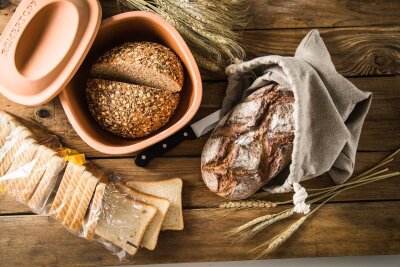 Die richtige Lagerung: So bleibt Brot länger frisch - Bei einem Topf aus unglasierter Keramik nehmen die offenen Poren überschüssige Feuchtigkeit auf und geben sie bei Bedarf wieder an das Brot ab.
