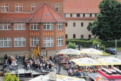 Die Saxonia-Freiberg-Stiftung feiert ihr 30-jähriges Gründungsjubiläum - Das Bergmusikkorps und das ganze Fest von oben. Foto: Renate Fischer