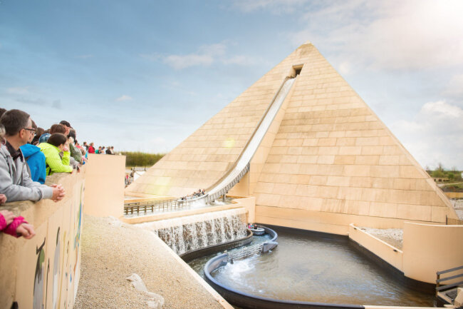 Die schönsten Freizeitparks in Sachsen - Die Wasserbahn Fluch des Pharaos verläuft durch die höchste Pyramide in Europa. Sie misst rund 31 Meter. 